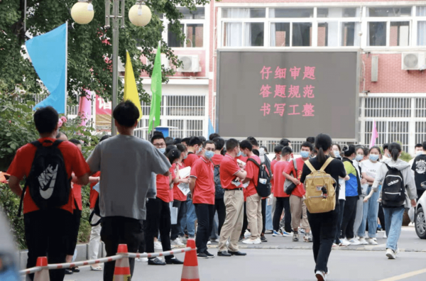 牛盈服务中心 光明时评：用扁担挑行李回家的女孩，展现着一种坦然和真诚